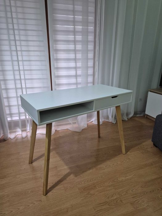 Biurko białe na drewnianych nogach