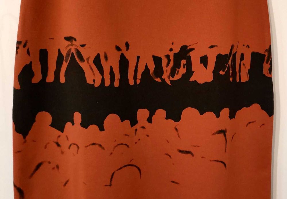 Nowa, elegancka sukienka z ozdobnym motywem.