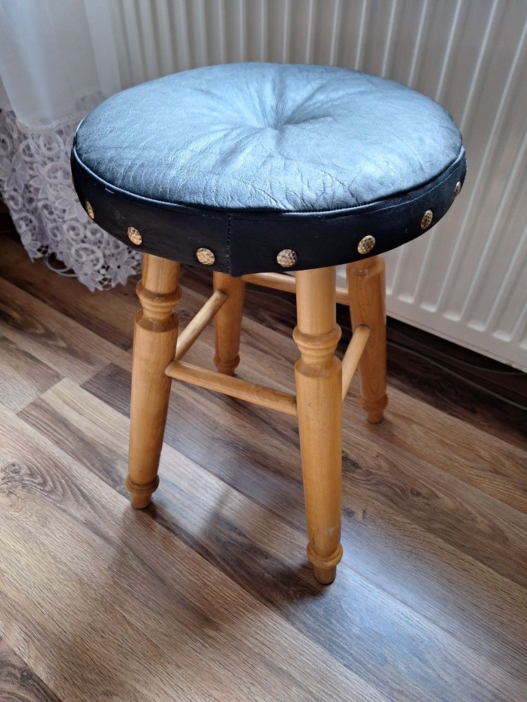 Taboret obity skórą