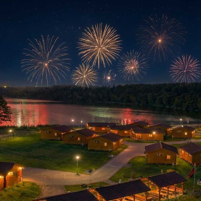 Sylwester w domkach nad jeziorem, z ogniskiem i muzyką!