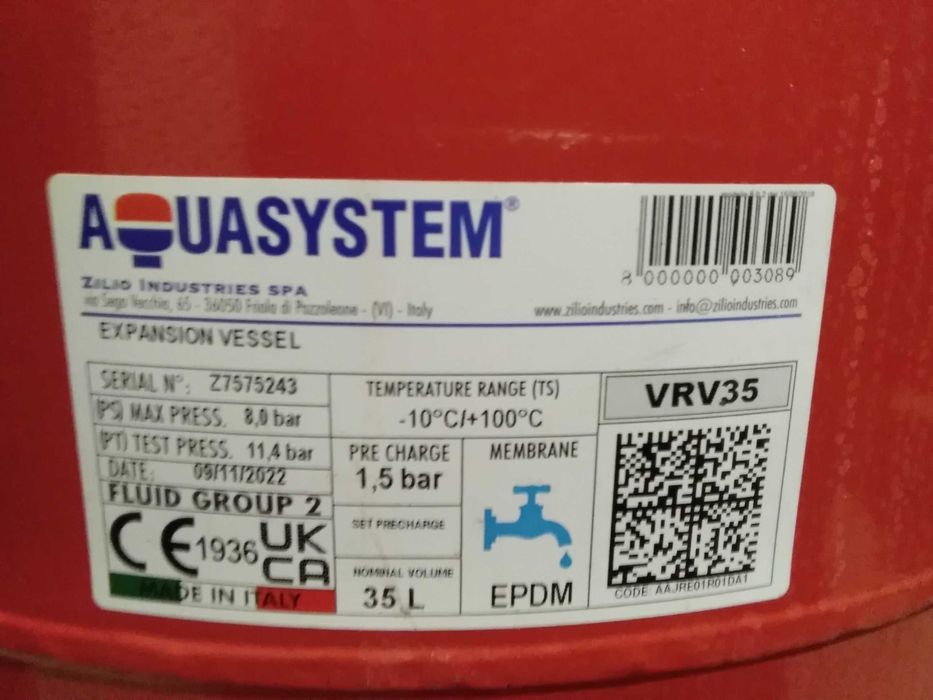 Расширительный бак почти новый