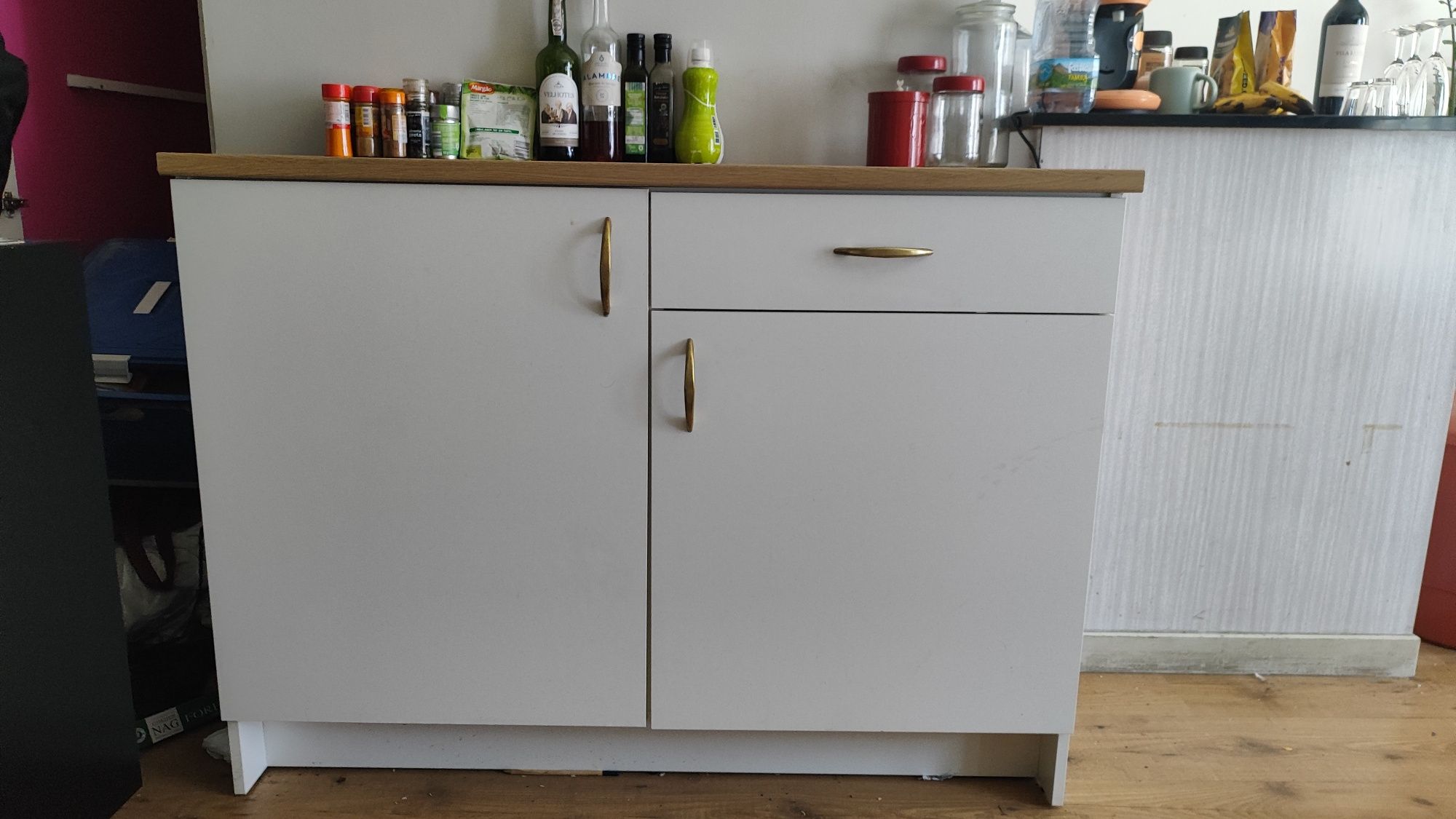 Cómodas IKEA com pegas douradas