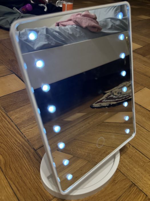 Дзеркало з трьома рівнями підсвітки