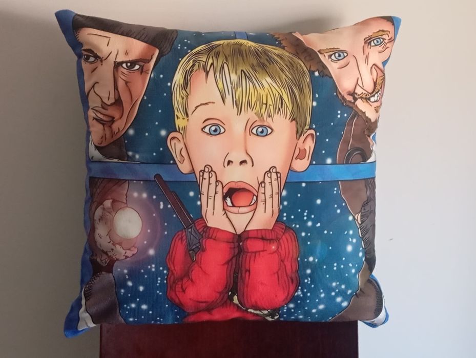 Almofada Sozinho em Casa
