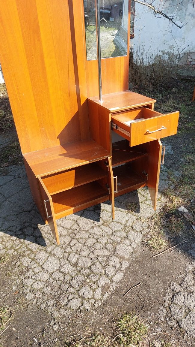 Диван книжка і прхожа