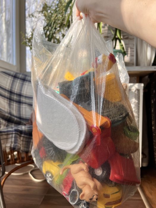 Іграшки, взуття, машинки