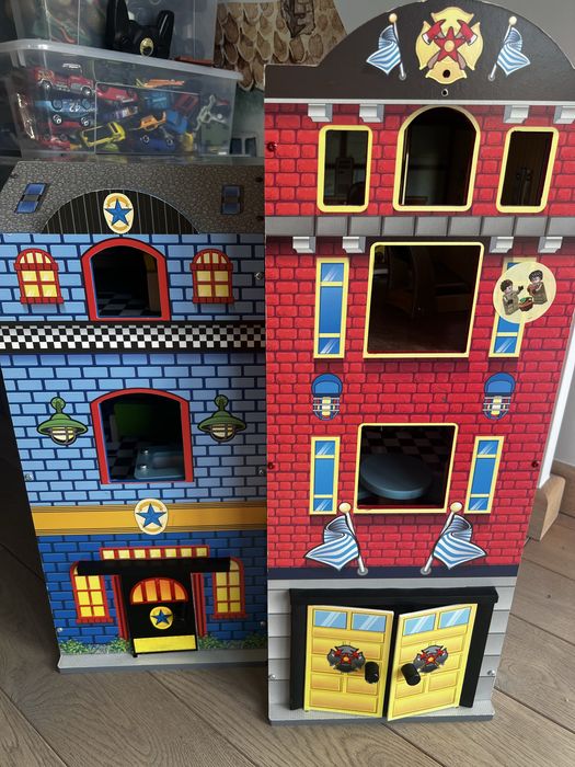 Drewniany dom strazacki i posterunek policji