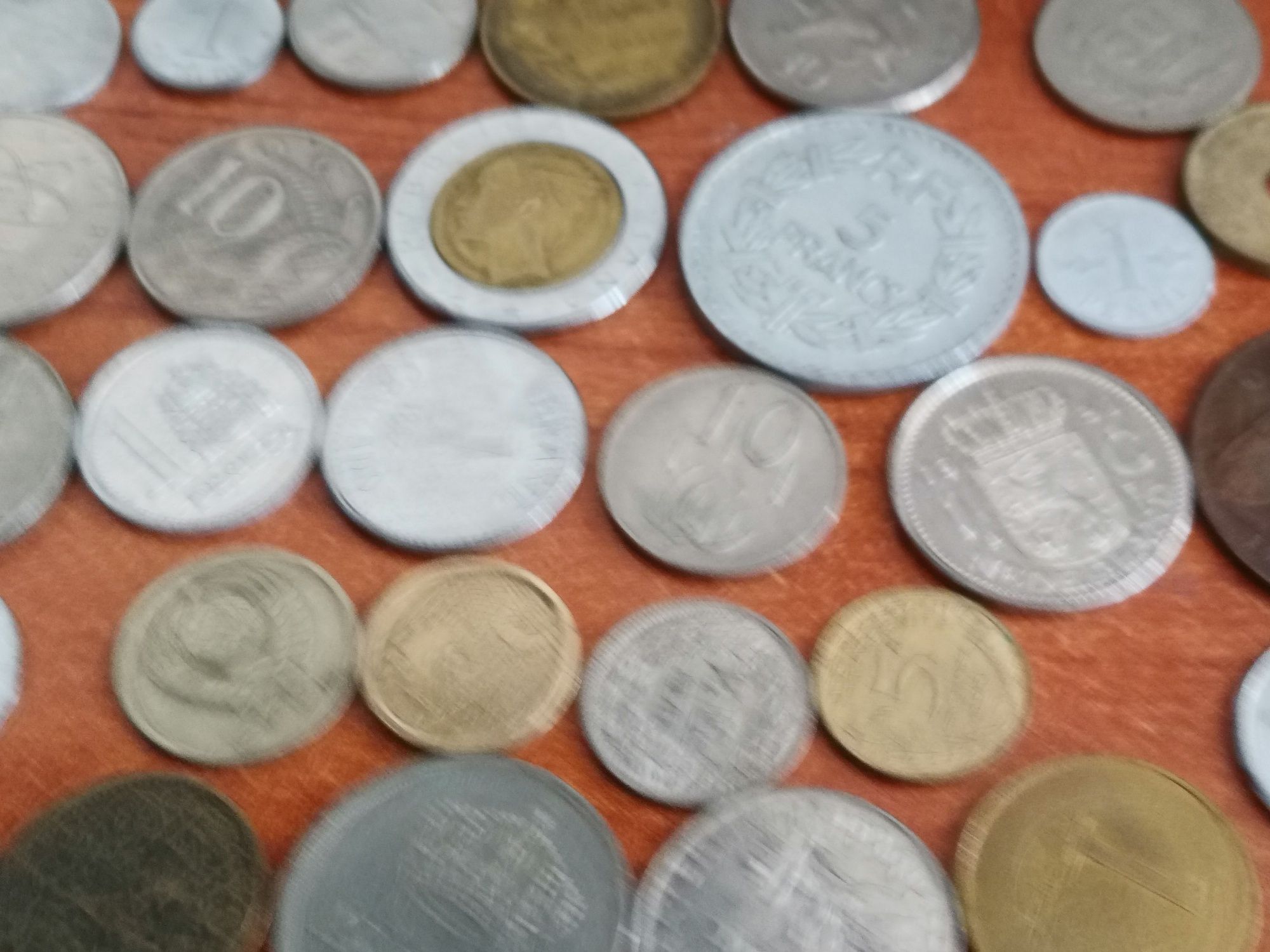 Lote de 100 moedas estrangeiras diferentes