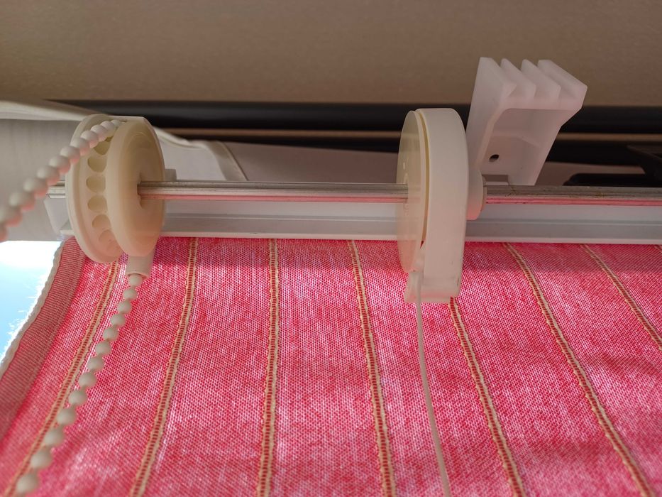 Cortina de rolo, na cor rosa