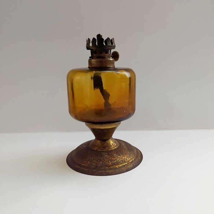 Lampa naftowa XIX w w kolorze bursztynu