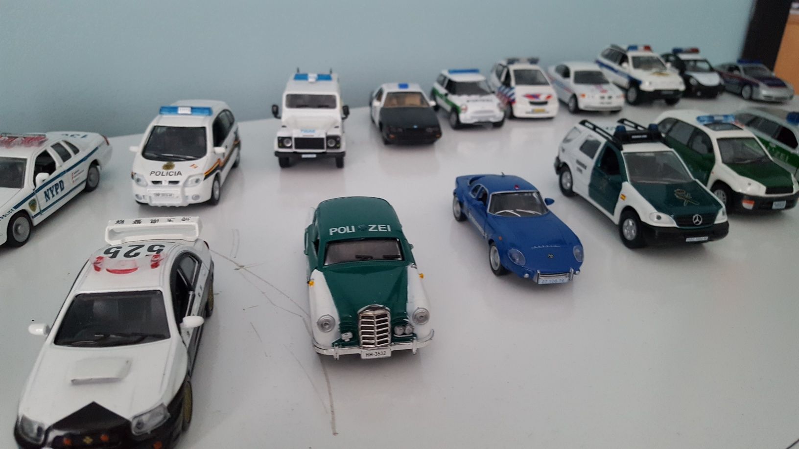 Kolekcja 24 sztuk aut policyjnych