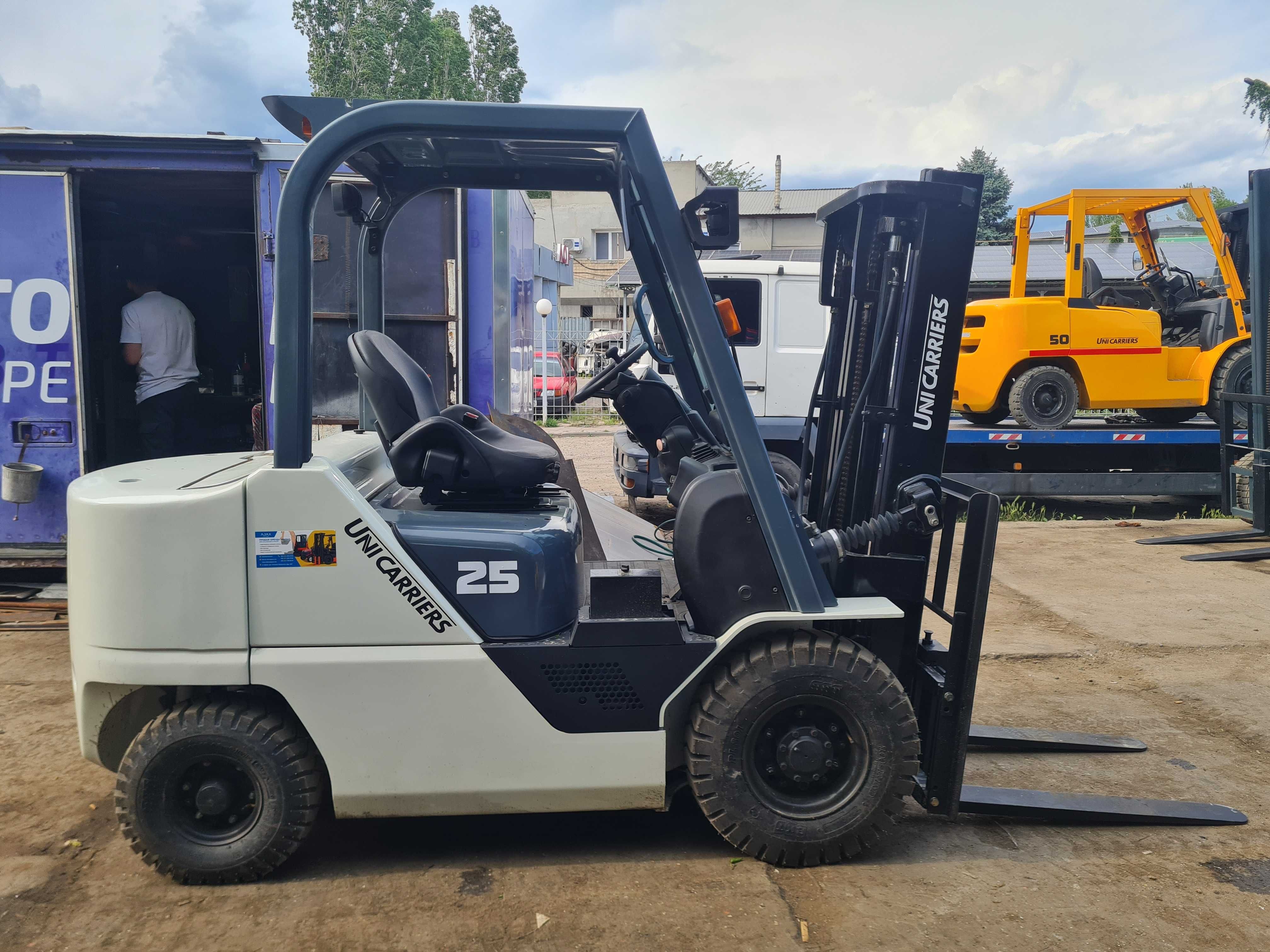 Навантажувач вилковий UNICARRIERS FD25T5