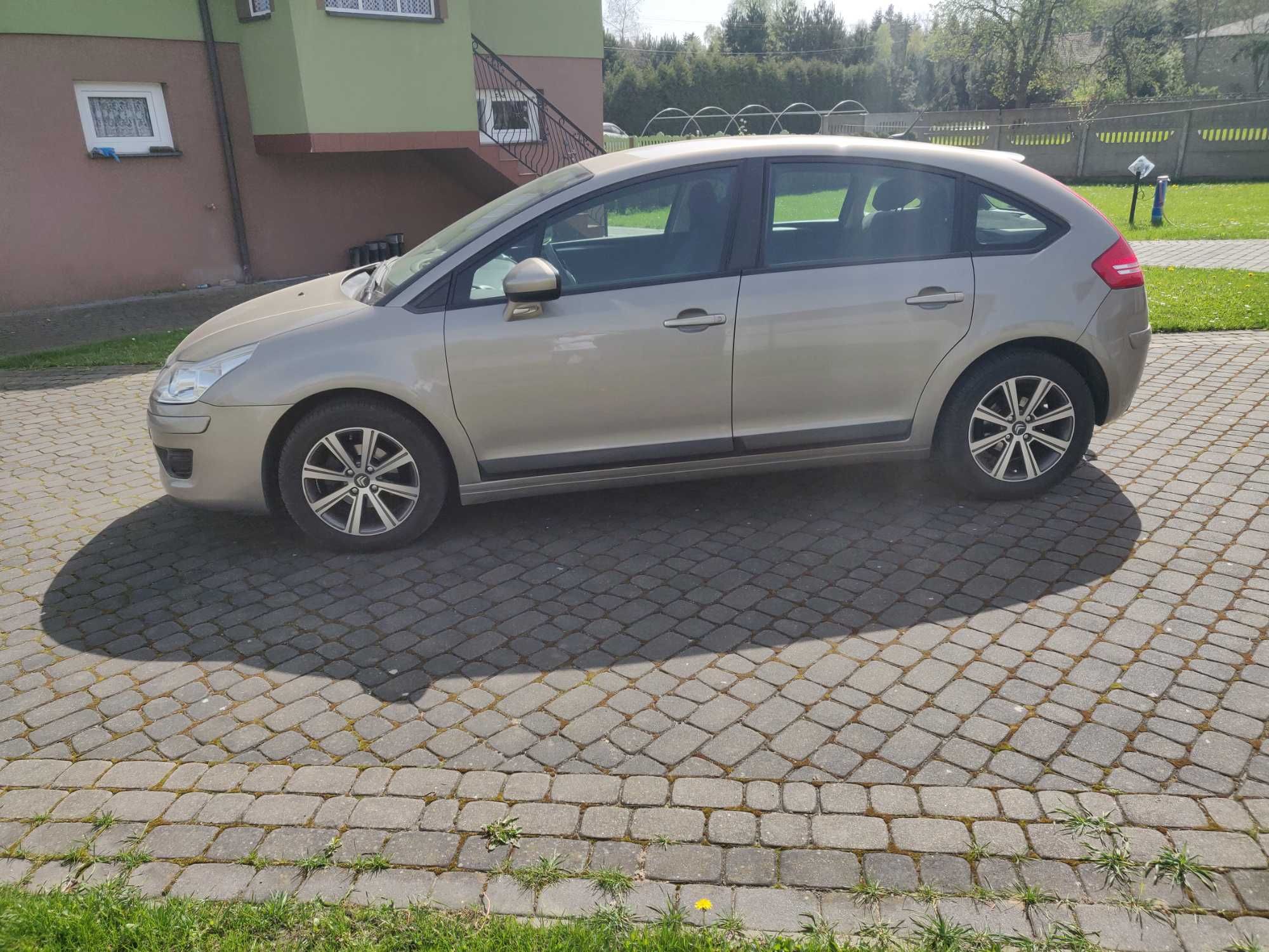 Sprzedam CITROEN C4 z hakiem holowniczym BENZYNA 1.6 + koła zimowe