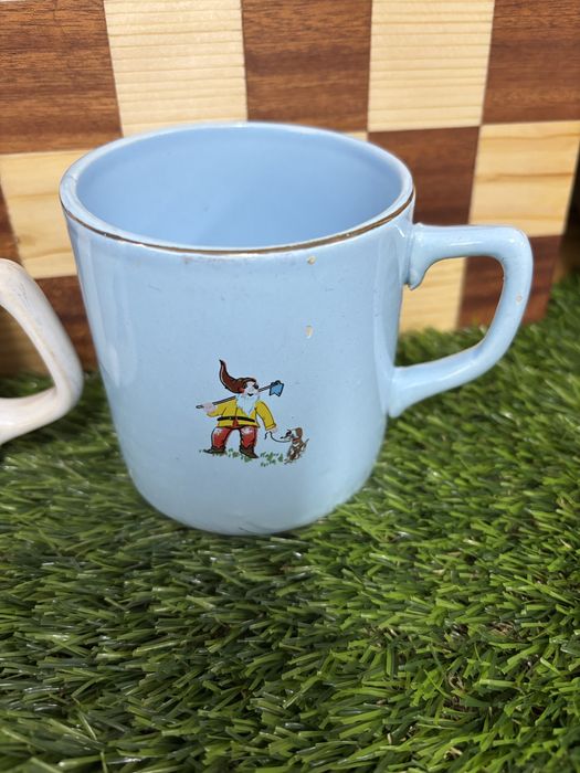 Canecas antigas com motivos infantis