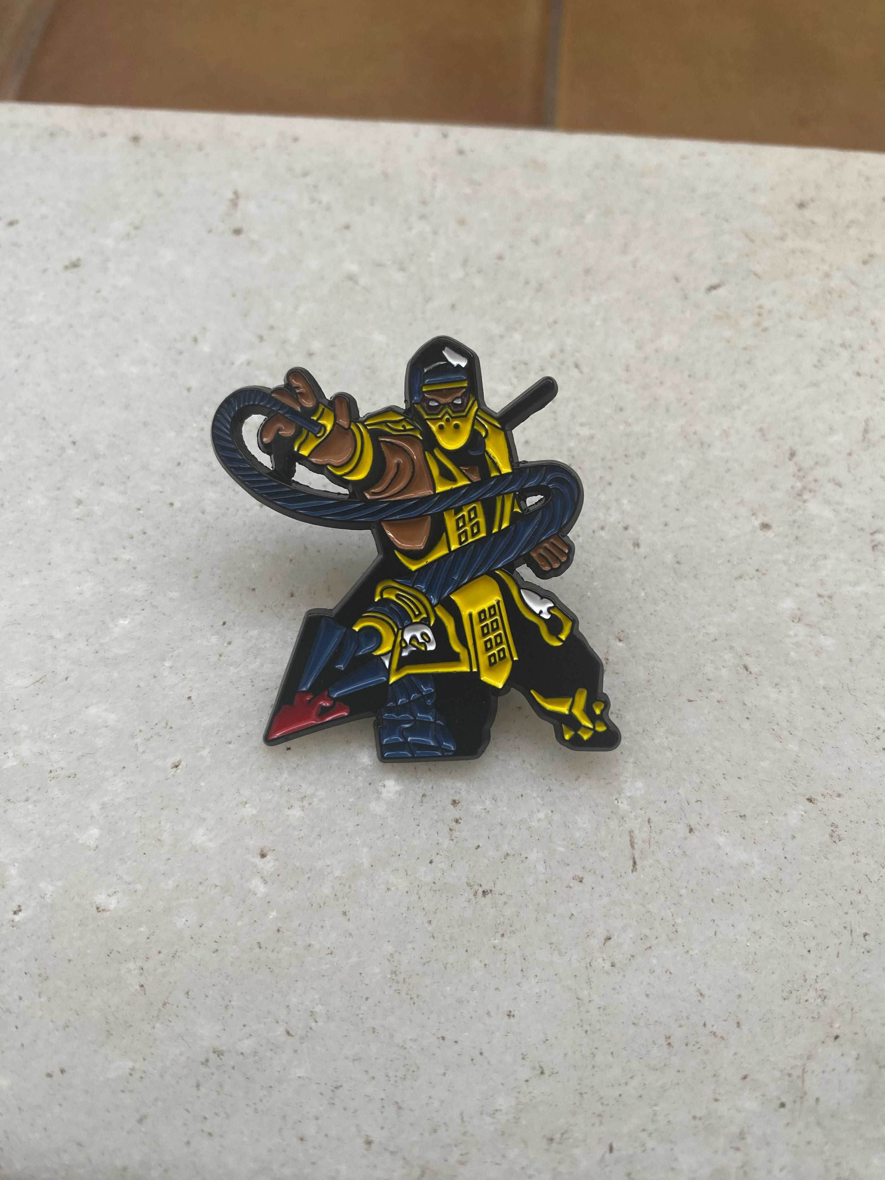 Pin Figura Estilo "Mortal Kombat" - Novo, Selado