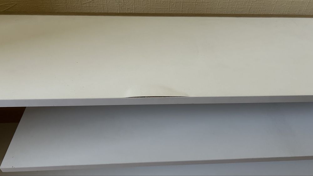 Полка под ТВ белого цвета.