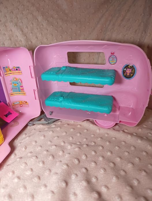 Różowa przyczepa kempingowa dla lalek