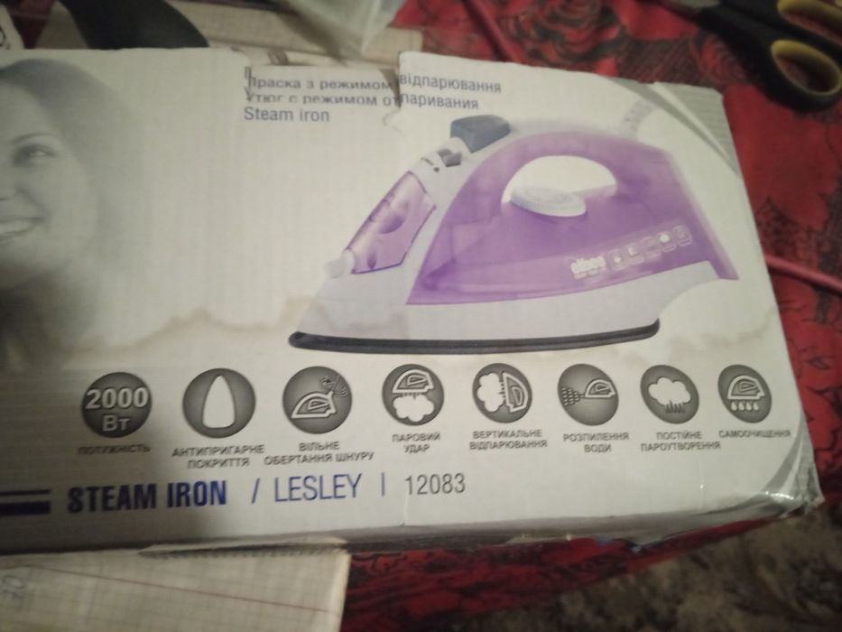 Утюг с антипригарным покрытием и отпариванием.