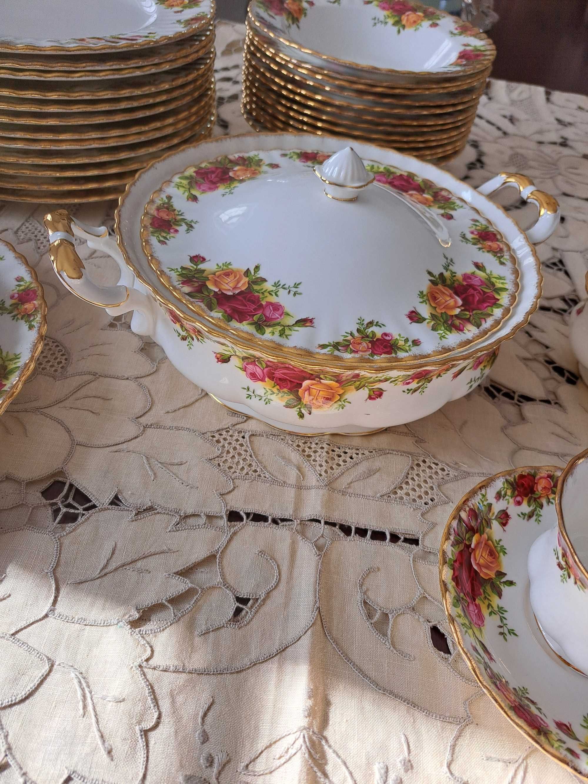 Conjunto de jantar e Chá em porcelana Inglesa  Old Country Roses