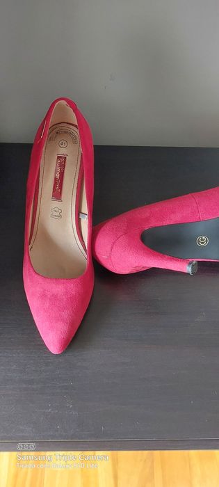 Sapatos de salto vermelhos
