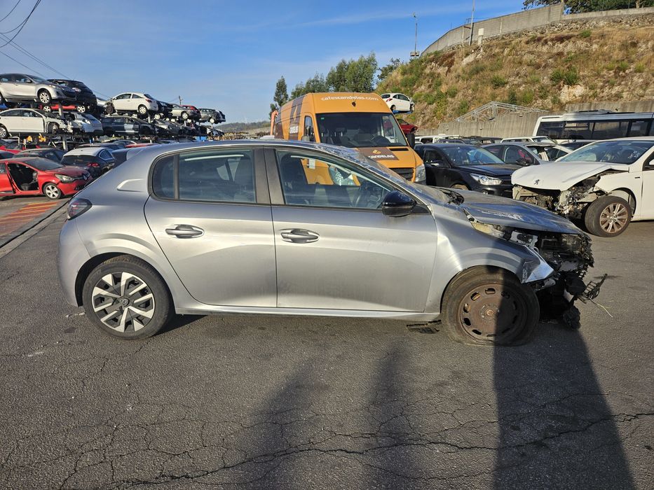 Peugeot 208 II Active PureTech 1.2 THP 130CV de 2023 para peças