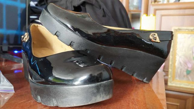 Жіночі чорні лакові туфлі на платформі