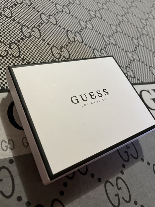 Фірмова коробка та пильник Guess