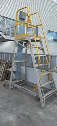 Plataforma / escada de trabalho Navigator com monta cargas até 60kg