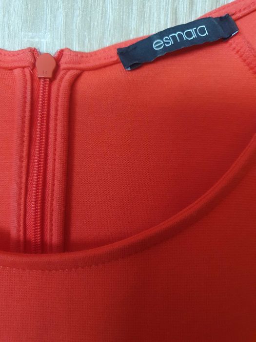 Sukienka w kolorze ceglastym