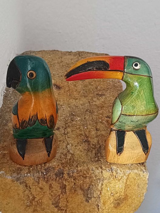 Estatuetas vintage de tucano e papagaio