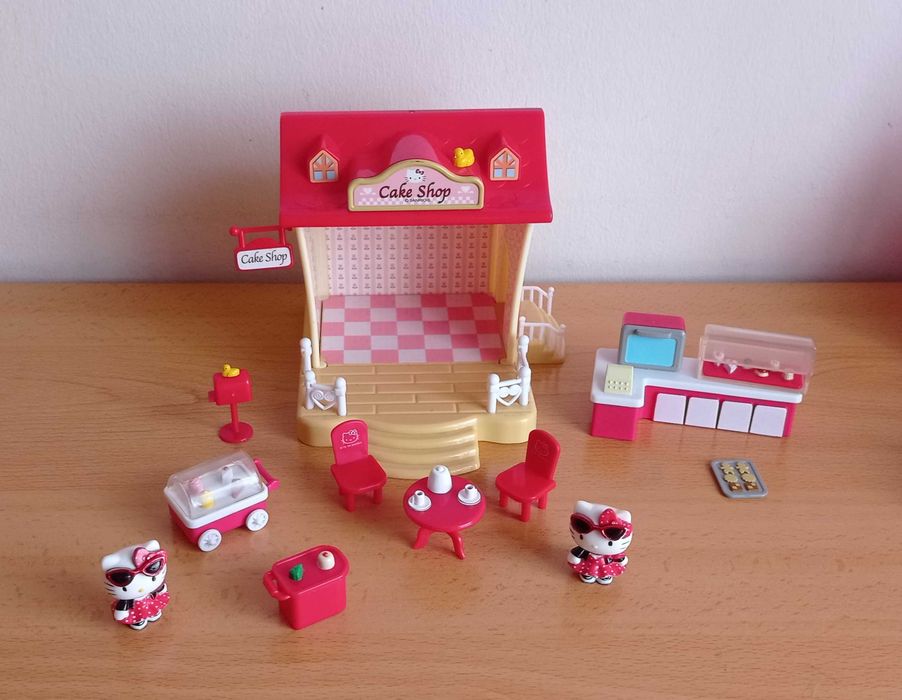 Conjuntos da Hello Kitty e bonecas