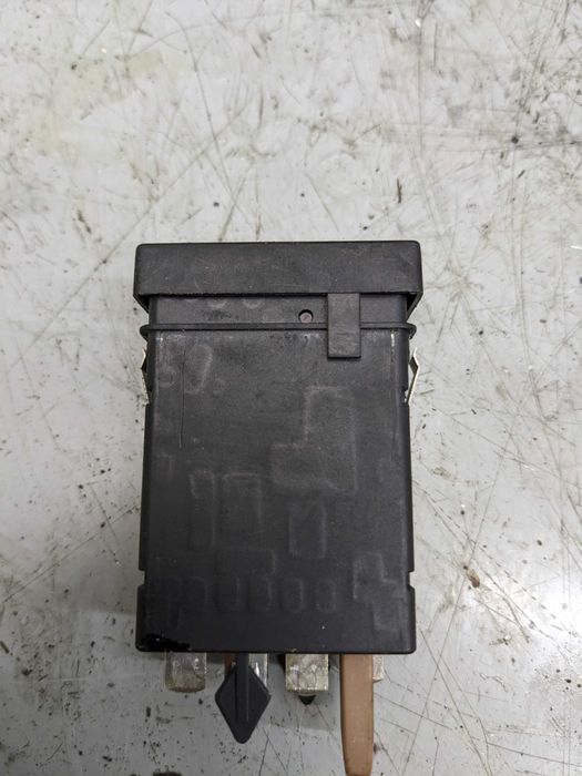 VW Passat B5 Przełącznik Włącznik Podgrzewania Foteli Siedzeń