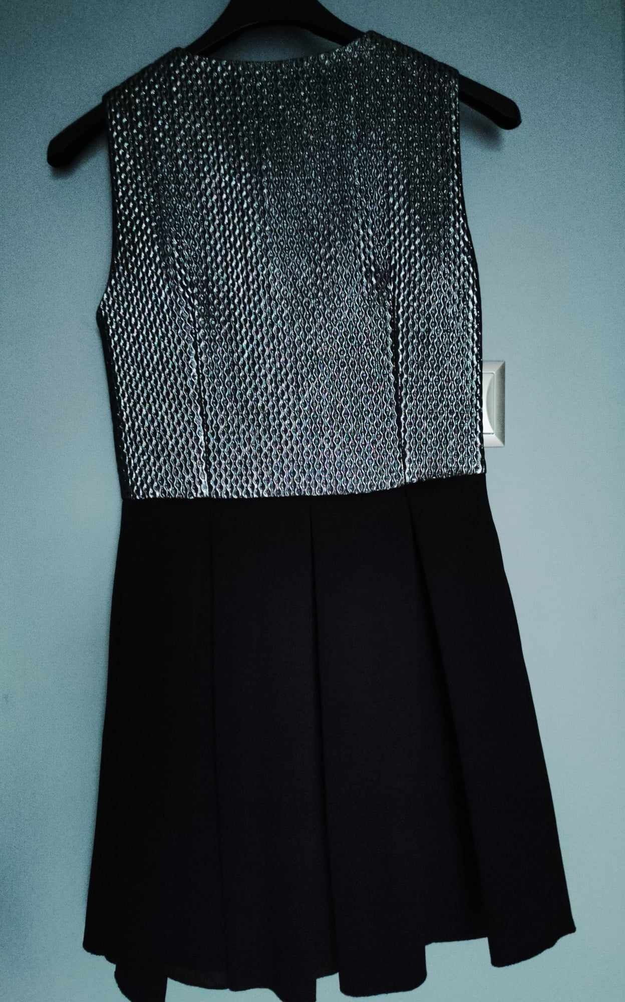 Nowa sukienka oficjalna czarna ze srebrną tłoczoną górą rozm. 34