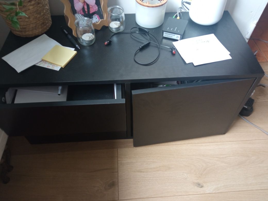 Czarna szafka pod telewizor