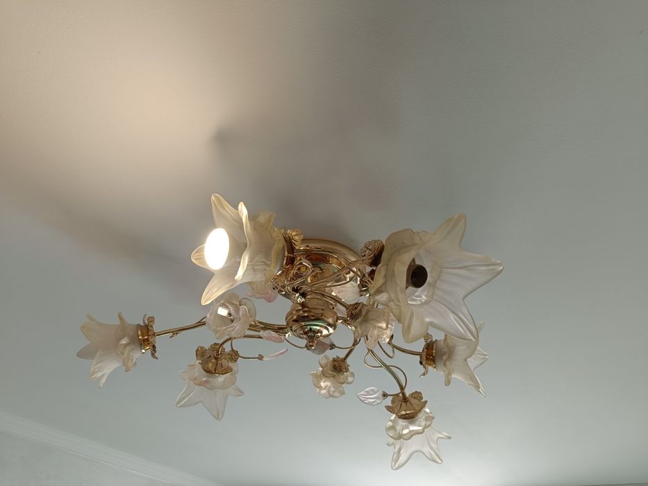 Продам люстру світильник