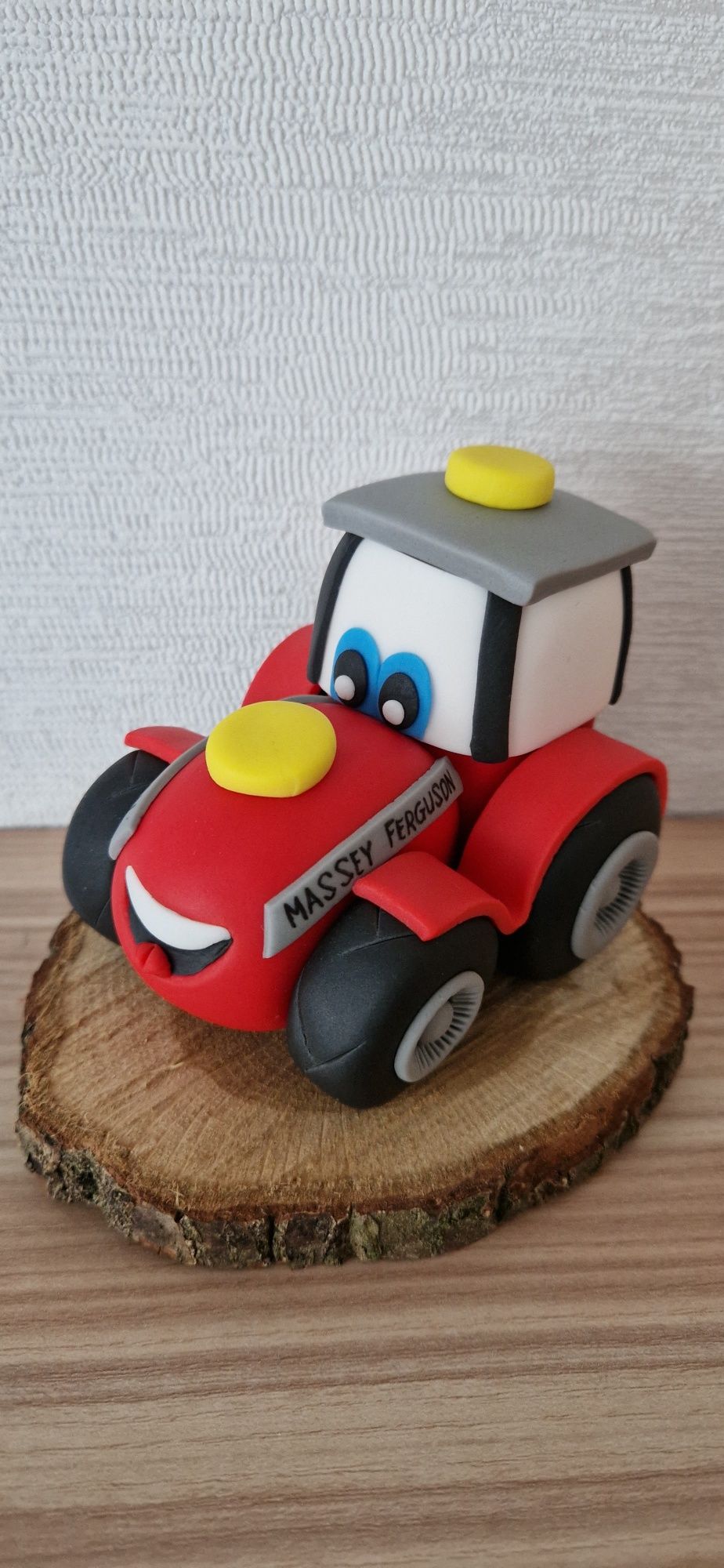 Traktor czerwony masa cukrowa figurki na tort