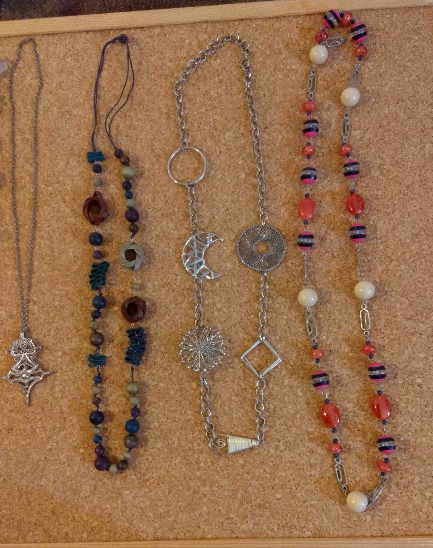 Conjunto de bijuteria - aneis, brincos, colares, bracelete