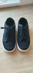 czarne sneakersy dziewczęce firmy 4F