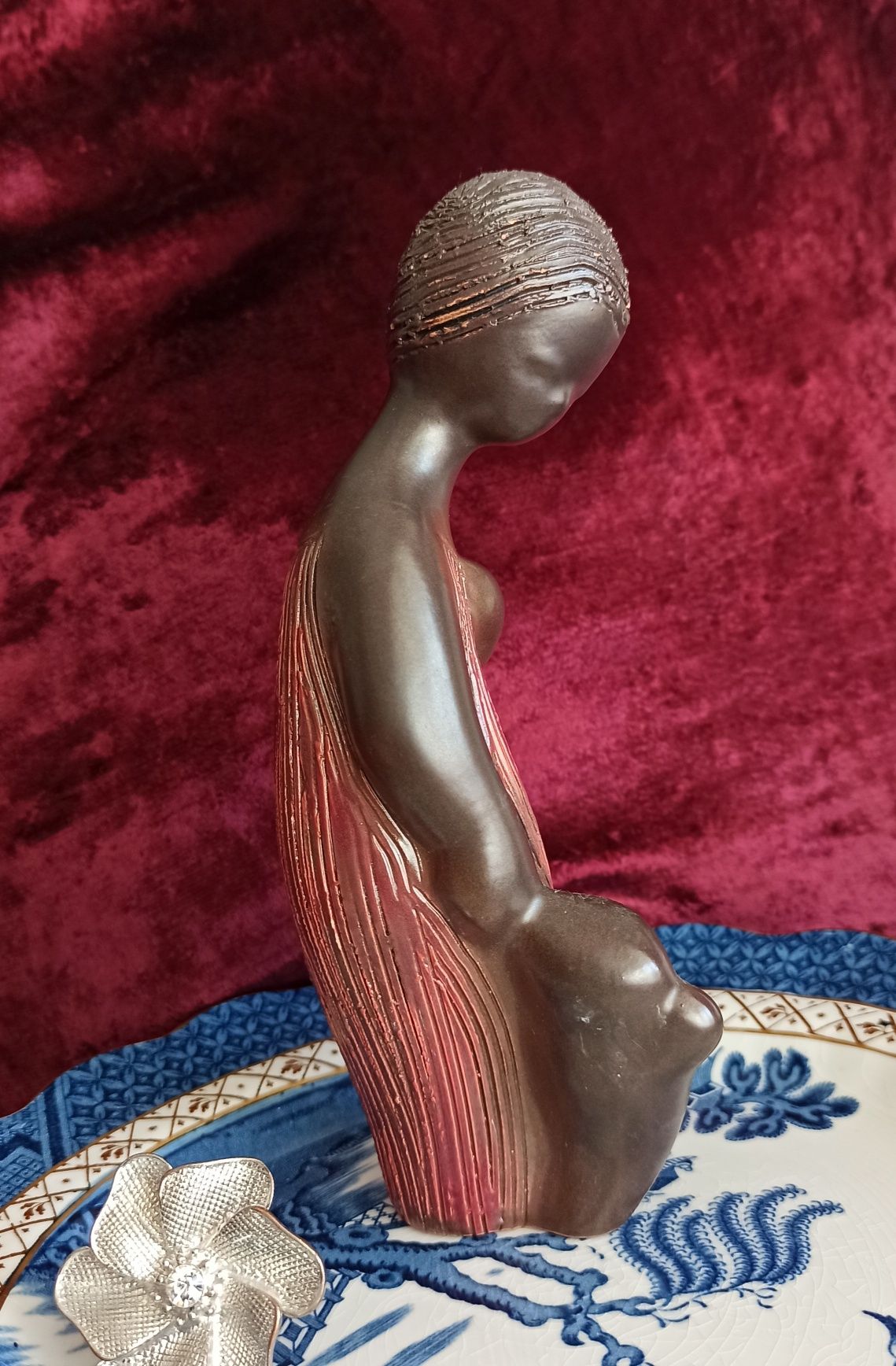 Figurka ceramiczna dziewczynka z misiem Kravsko Znojmo vintage