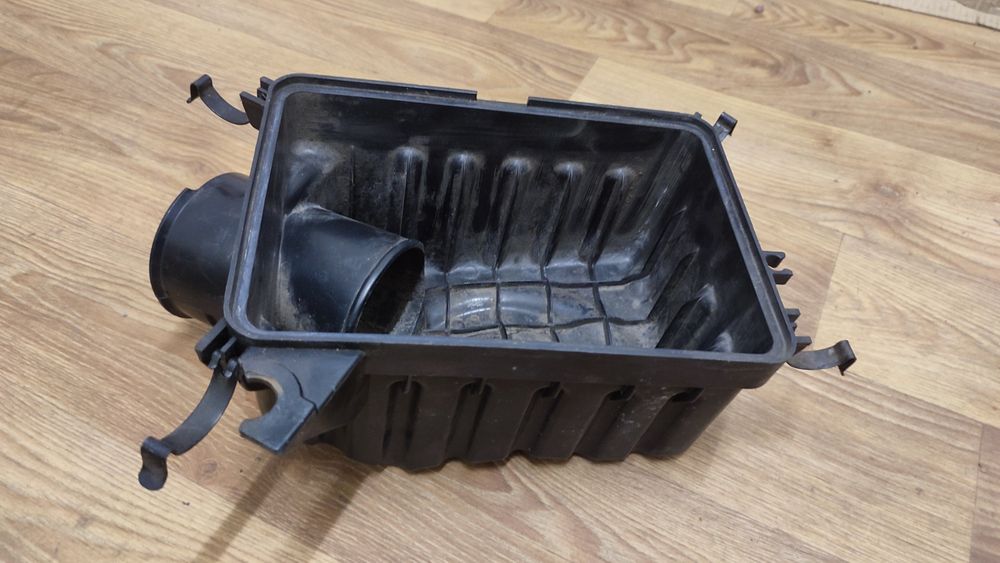 Корпус  повітряного фільтра Hyundai Tucson (низ) 28112-2E000