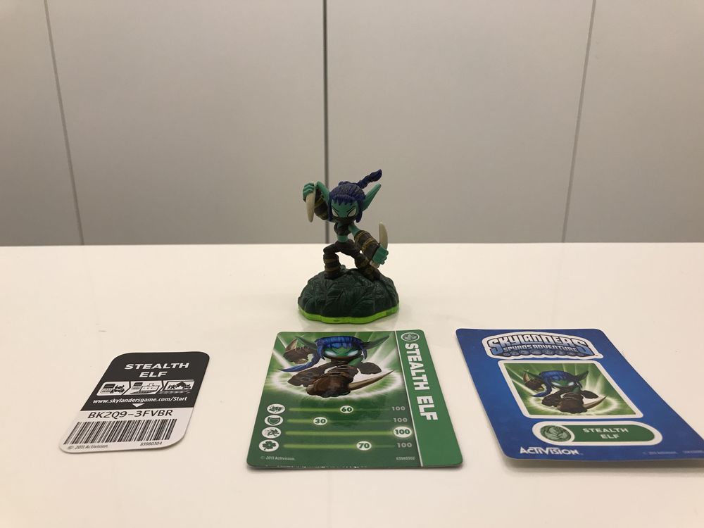 Varios Skylanders ainda com suas cartas e autocolantes