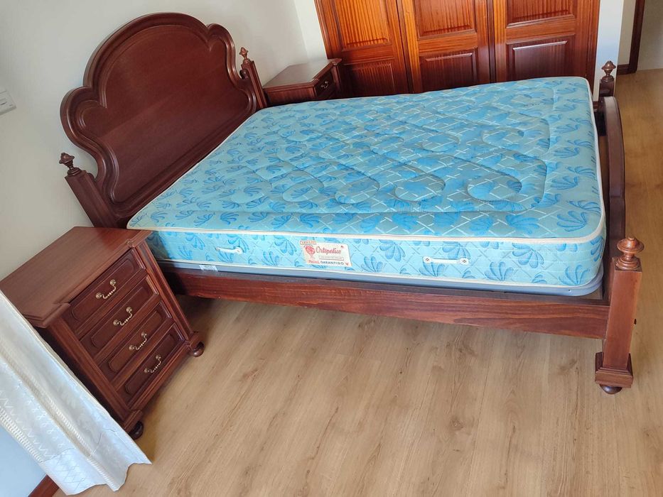 Cama e mesas cabeceiras madeira maciça