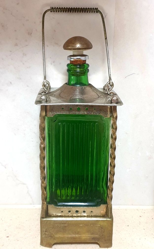Garrafas licoreiras vintage com armações e caixas de música