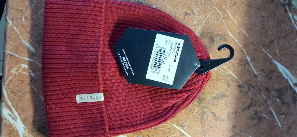 Продам новую спортивную шапочку для мальчика