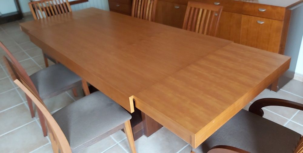 Mesa de sala de jantar com 4 cadeiras e 2 cadeirões