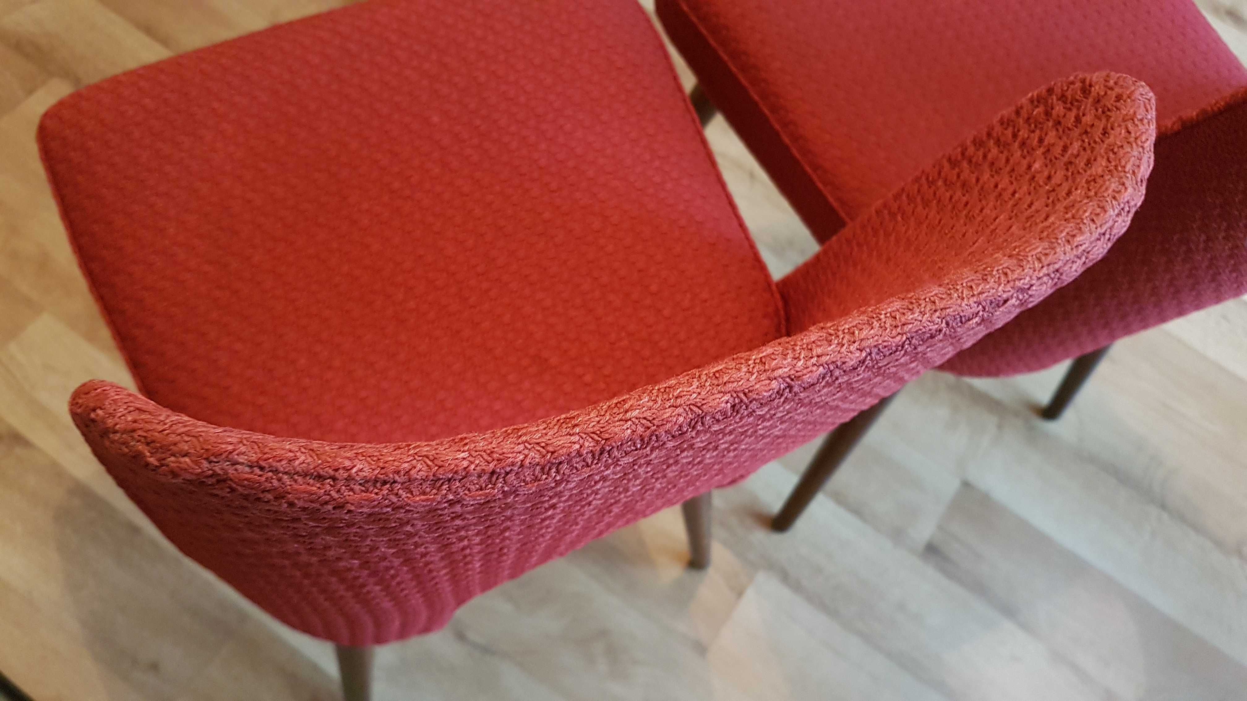 Dwa krzesła PRL „muszelka” bordowe typ 1020-B vintage
