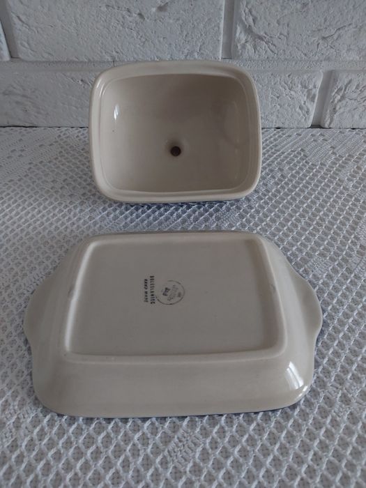 Ceramiczna maselniczka z Bolesławca.