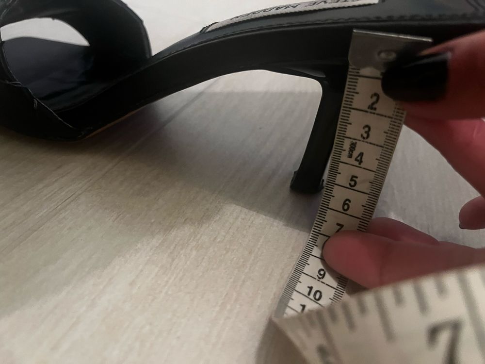 Czarne klapki na małym oncasie Steve Madden 39