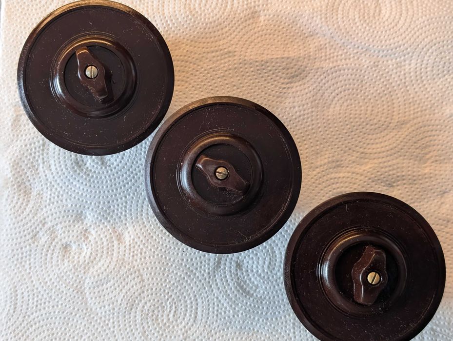 Bakelitowe załączniki do lamp.