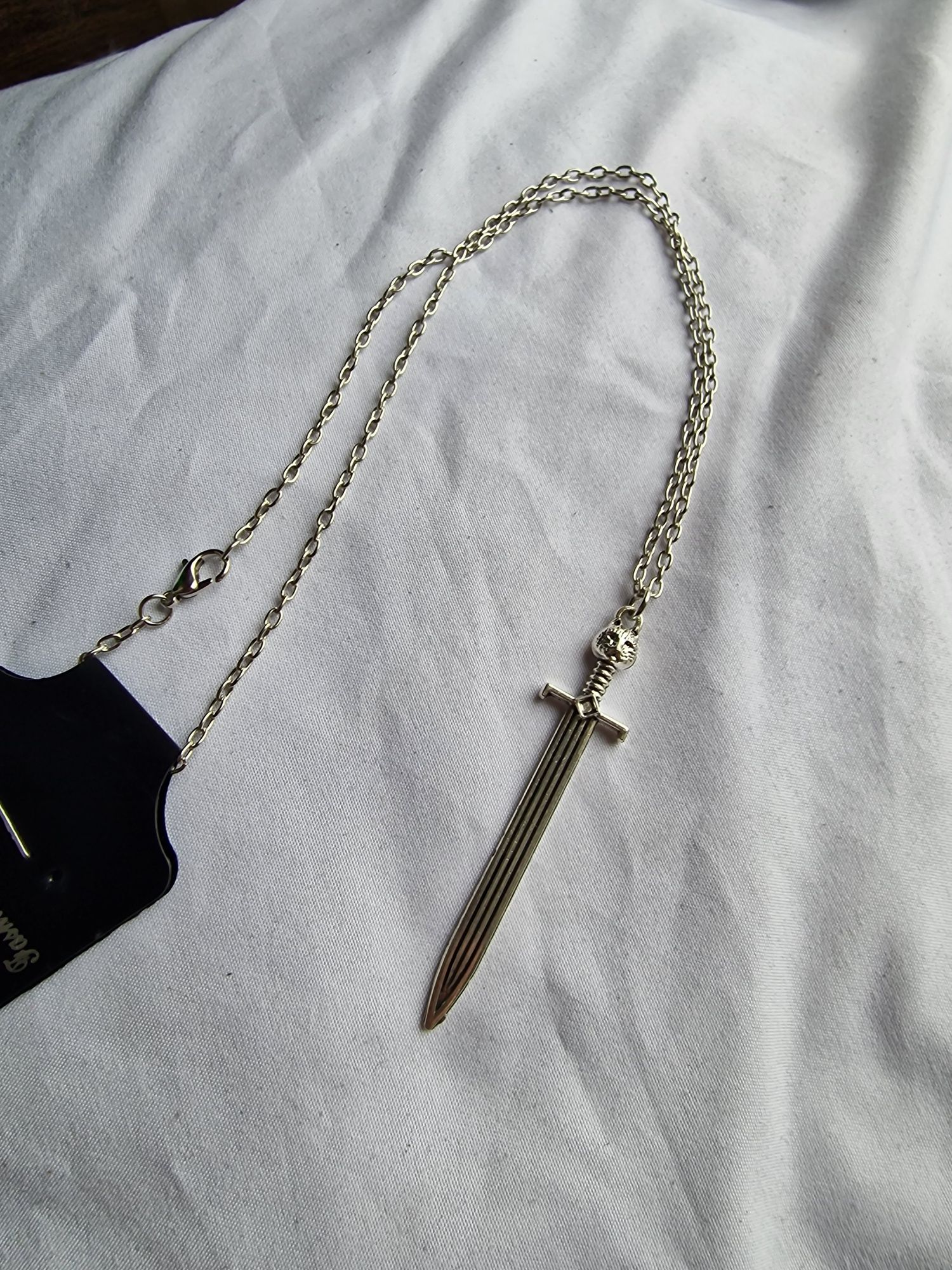 Srebrny naszyjnik z mieczem medalion sztylet gothic alternative emo